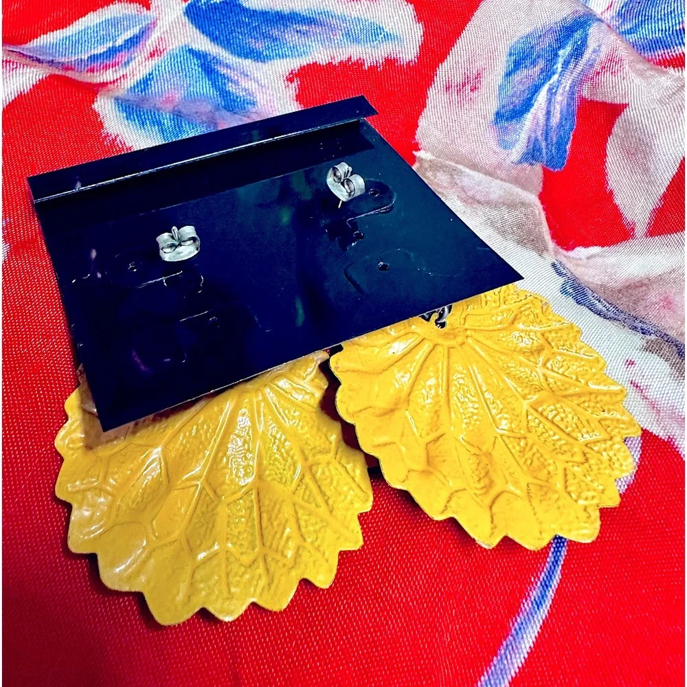 »VINTAGE« Stylish Leafy Decals Post Linked Earrings Bright Yellow Pop-of-Color